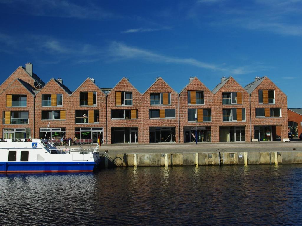 ヴィスマールにあるSplendid Apartment in Wismar with Balconyの煉瓦造りの建物の前に船が停泊している