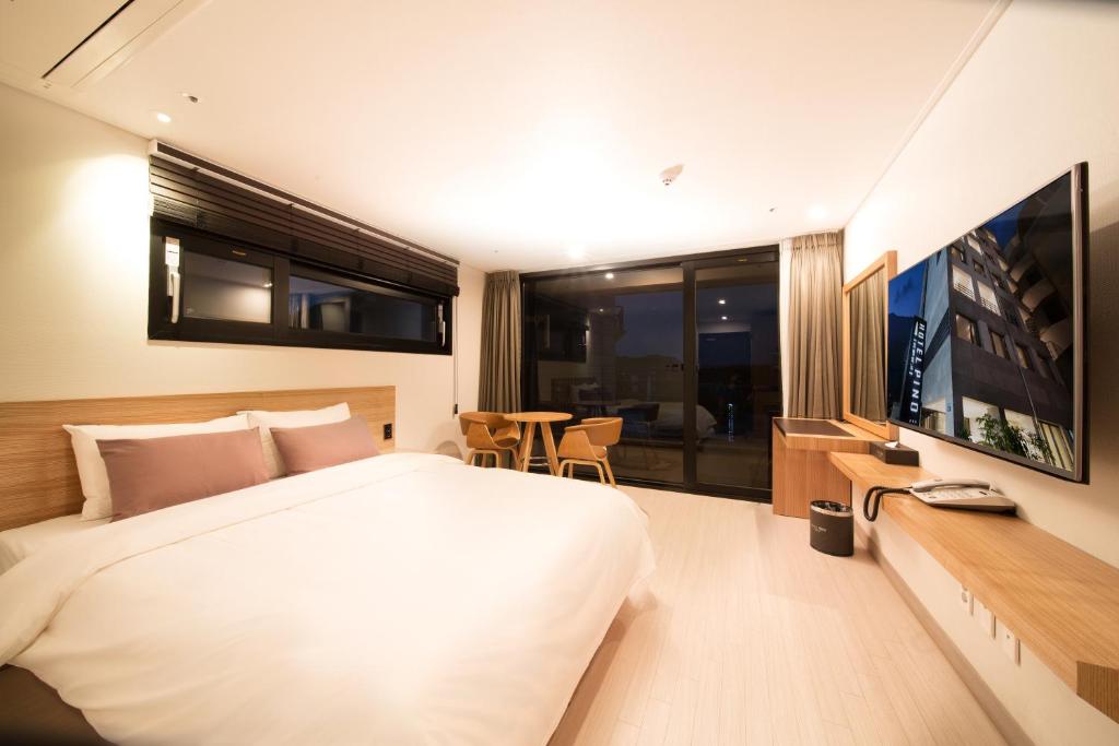 TV a/nebo společenská místnost v ubytování Pino Hotel