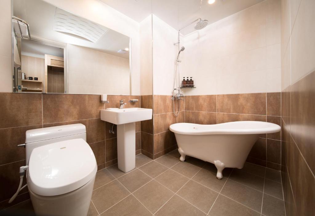 Koupelna v ubytování Pino Hotel