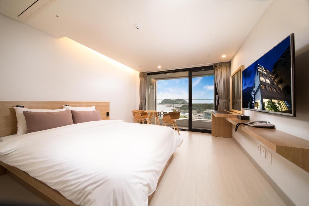 TV a/nebo společenská místnost v ubytování Pino Hotel