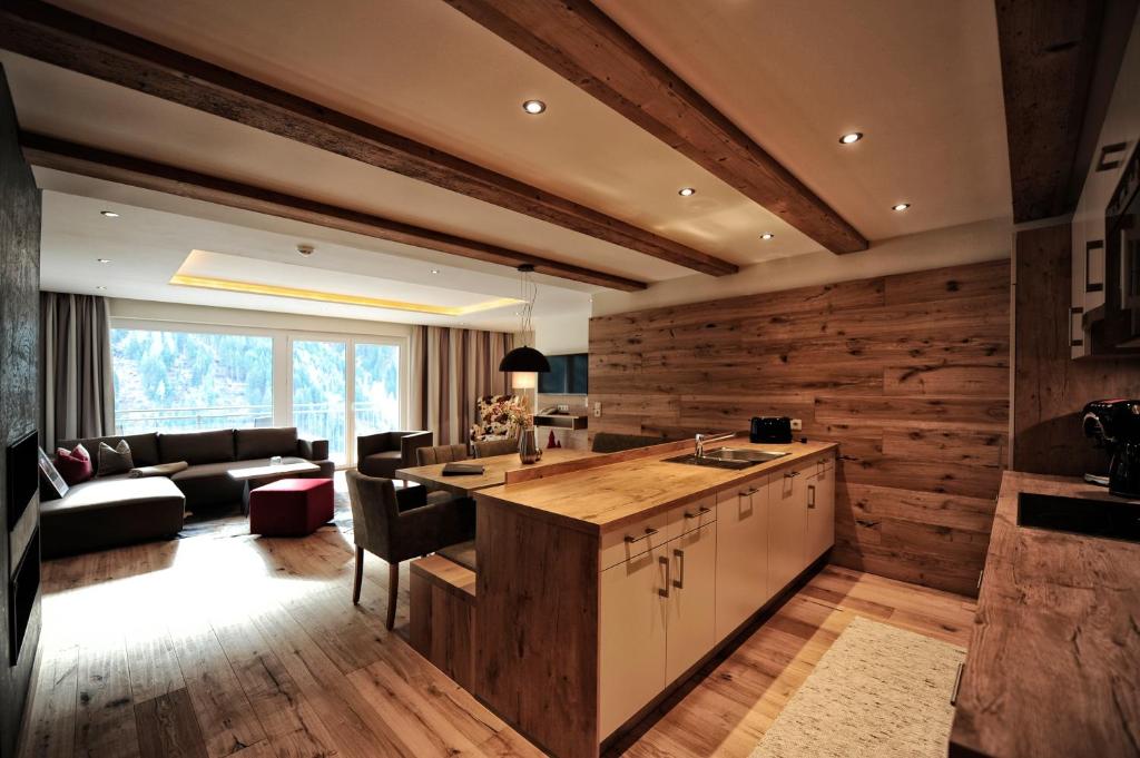 Kuchyň nebo kuchyňský kout v ubytování Hotel Dorfstadl