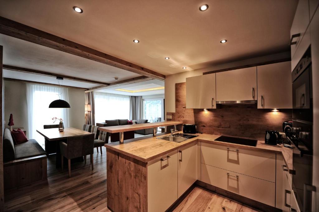 Kuchyň nebo kuchyňský kout v ubytování Hotel Dorfstadl
