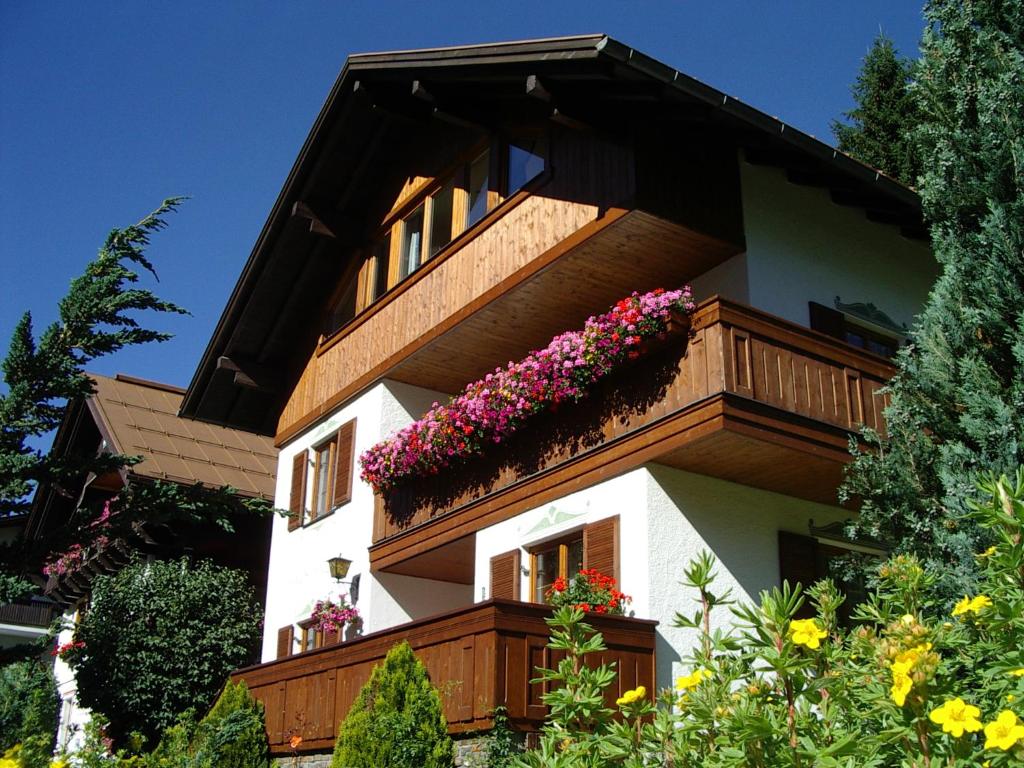 um edifício com caixas de flores na varanda em Haus Enzian em Sankt Anton am Arlberg