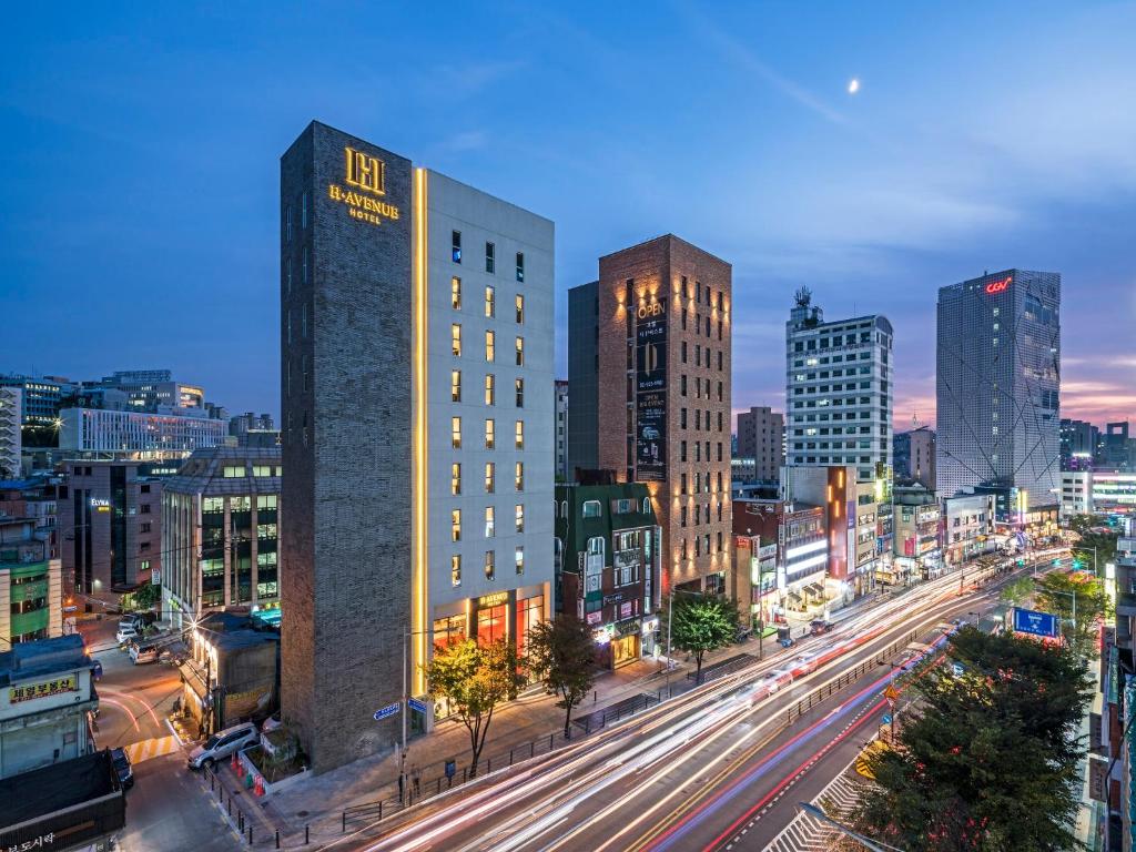 eine Skyline der Stadt mit Gebäuden und Verkehr in der Nacht in der Unterkunft H Avenue Hotel Dongdaemun Sungshin in Seoul