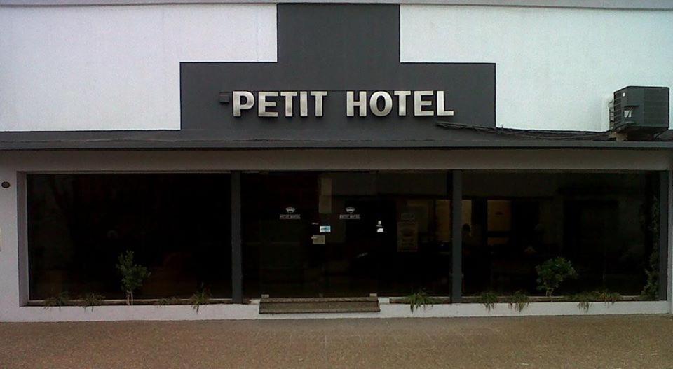 una pequeña señal de hotel en la parte delantera de un edificio en Petit Hotel en Chivilcoy