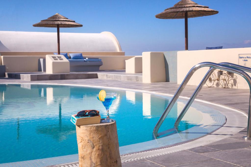 una piscina con un resort con piscina e un poolvisor di Anemoessa Villa a Oia