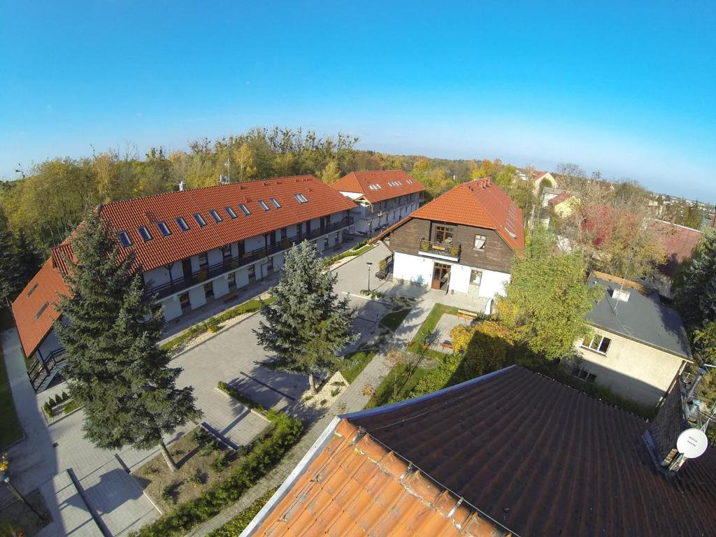 une vue de tête d'un bâtiment avec des toits rouges dans l'établissement Ośrodek Bojanowe Gniazdo, à Zaniemyśl