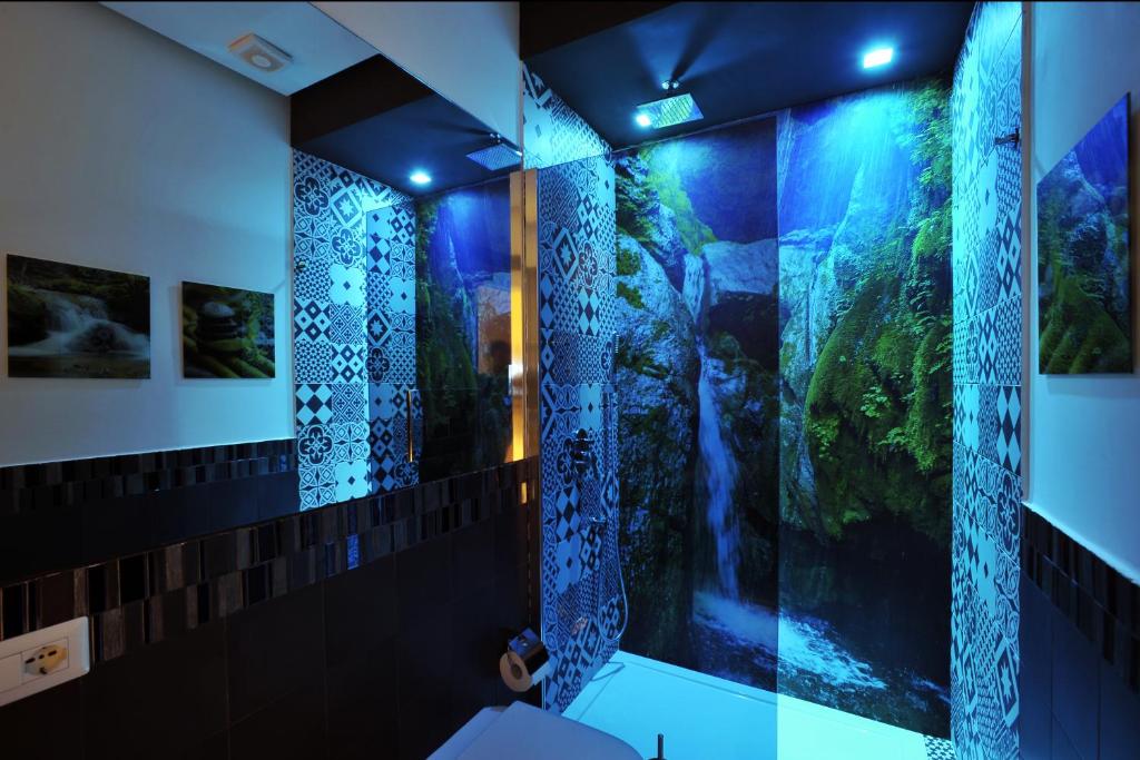 Room Sorrento في سانت أنطونيو أبات: حمام مع حوض سمك على الحائط
