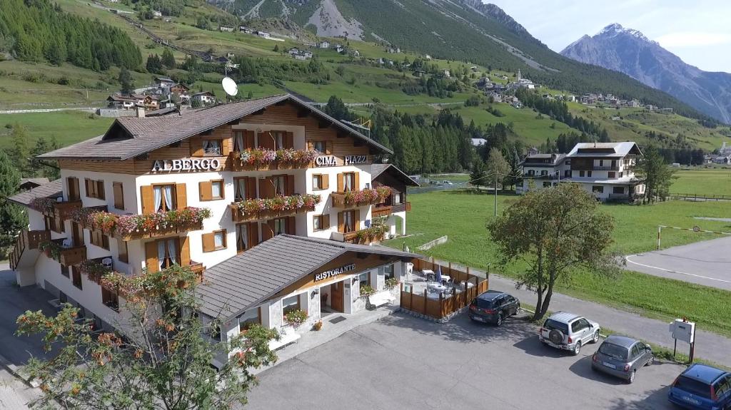 Nespecifikovaný výhled na hory nebo výhled na hory při pohledu z hotelu