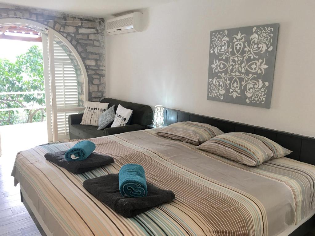 Un dormitorio con una cama grande con toallas. en Adriatic Villa Lumbarda, en Lumbarda