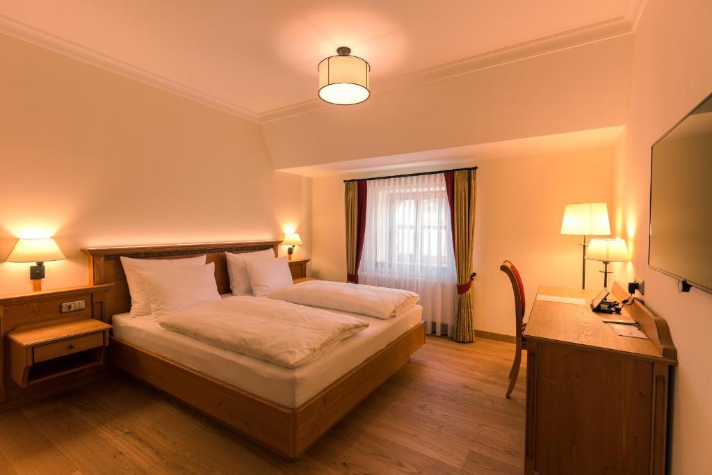 Postel nebo postele na pokoji v ubytování Hotel & Gaststätte zum Erdinger Weißbräu