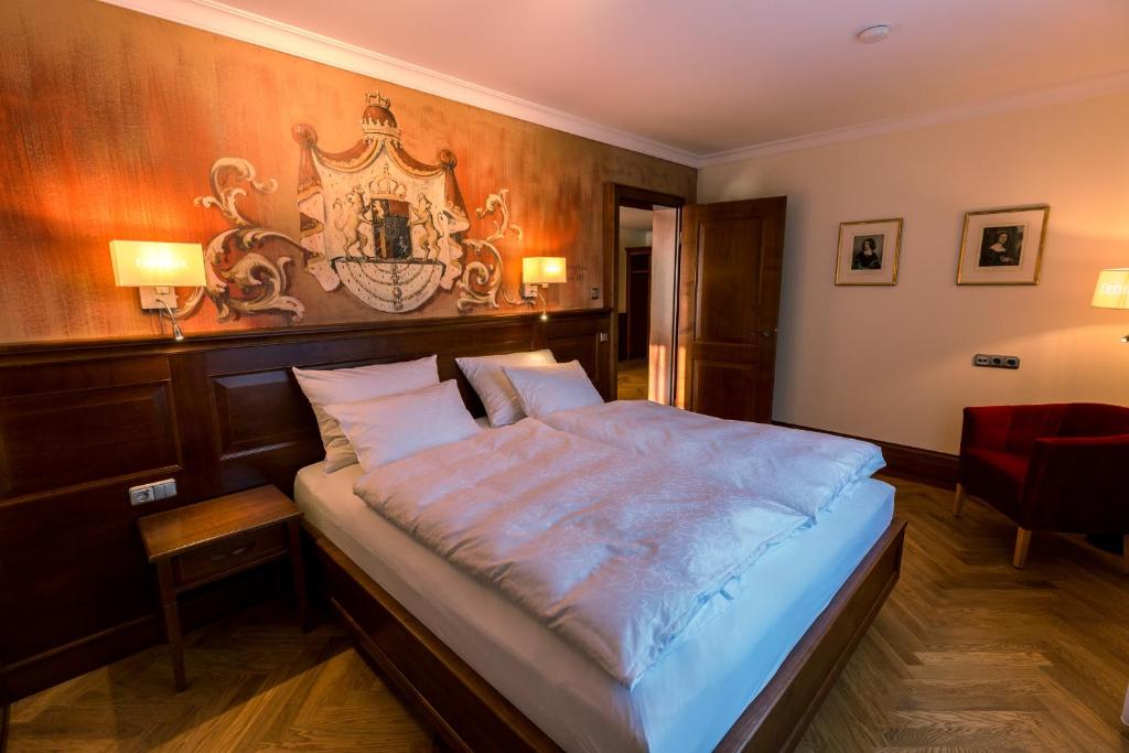 Postel nebo postele na pokoji v ubytování Hotel & Gaststätte zum Erdinger Weißbräu