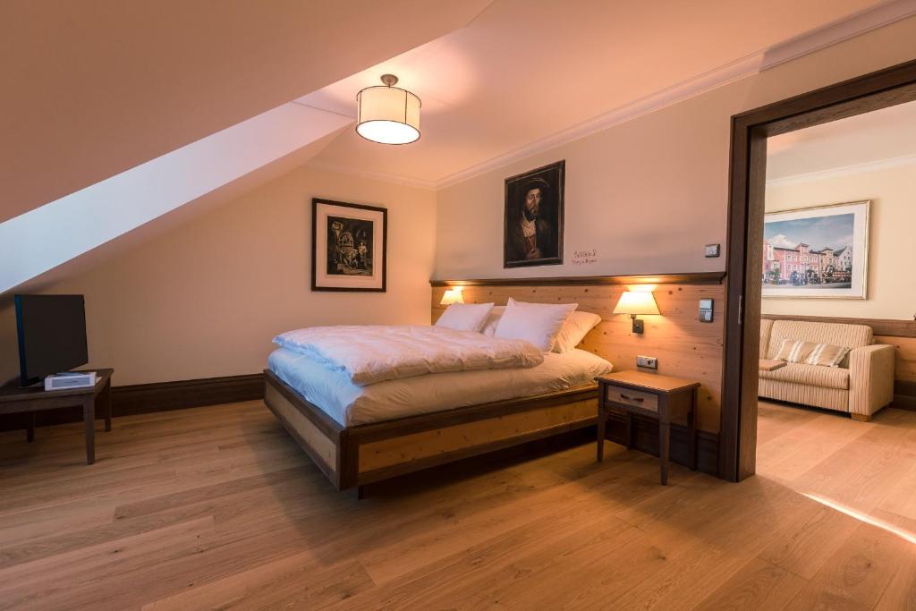 Postel nebo postele na pokoji v ubytování Hotel & Gaststätte zum Erdinger Weißbräu