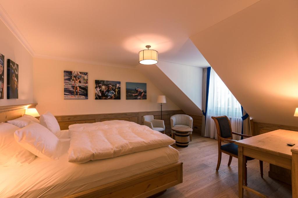 Postel nebo postele na pokoji v ubytování Hotel & Gaststätte zum Erdinger Weißbräu