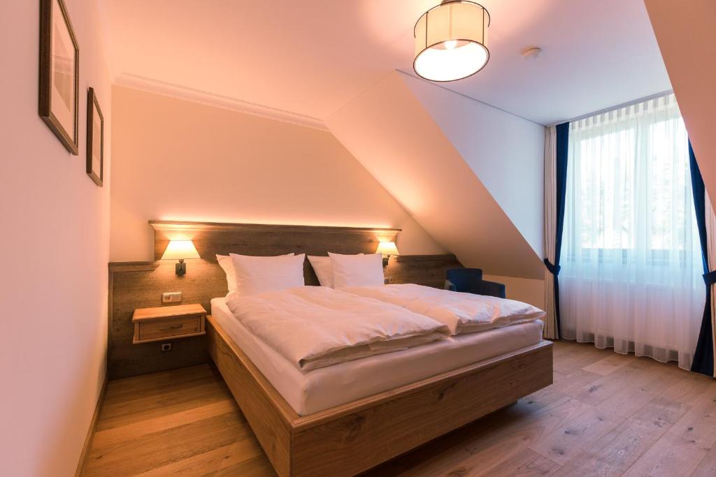 Postel nebo postele na pokoji v ubytování Hotel & Gaststätte zum Erdinger Weißbräu