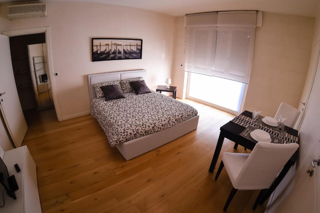 1 dormitorio con cama, mesa y escritorio en 4YOU APARTMENTS - PONTI ROMANI, en Padua