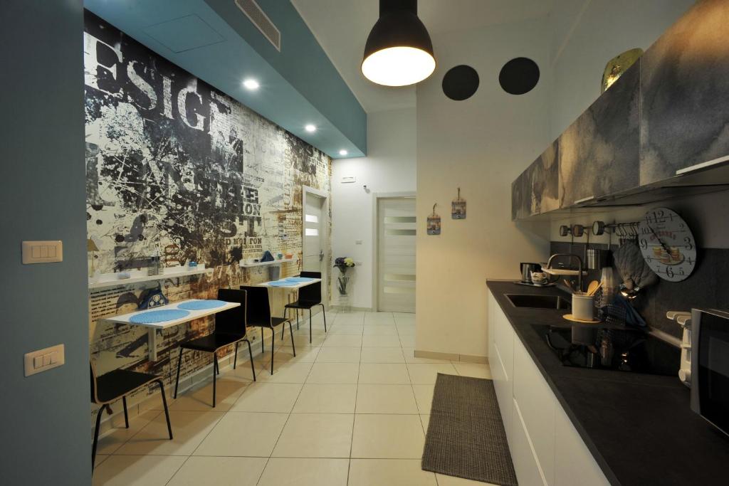 - un restaurant avec des tables et des chaises dans une salle dans l'établissement Apartment Amalfi, à SantʼAntonio Abate