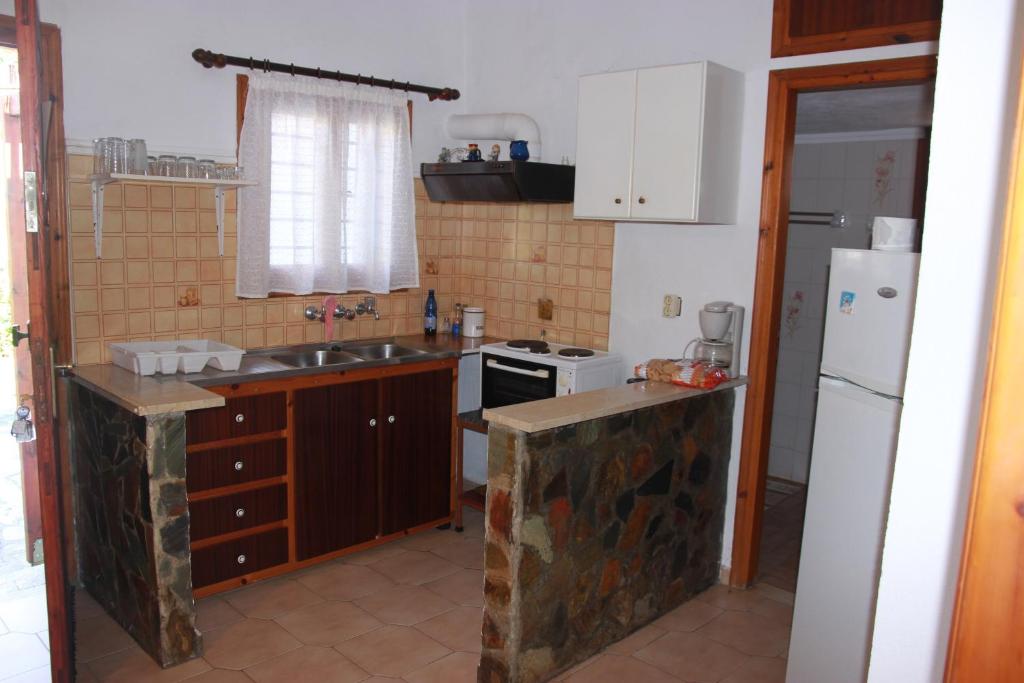 Kuchyňa alebo kuchynka v ubytovaní Tasos Cottages