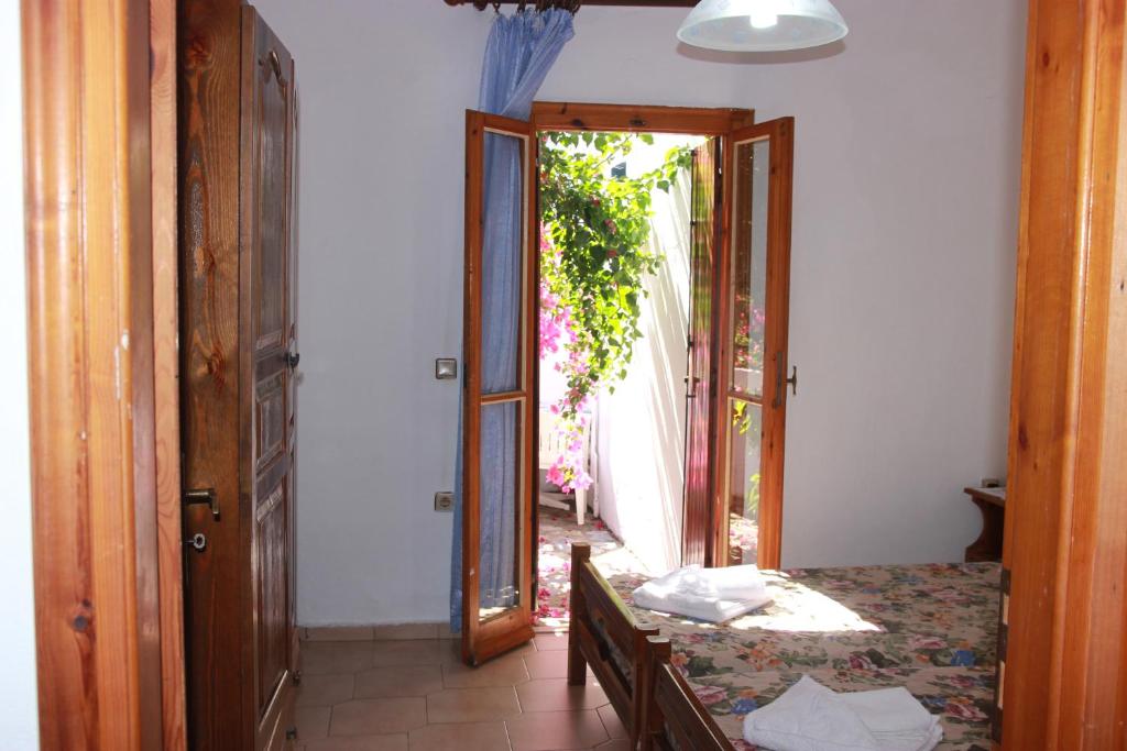 Posteľ alebo postele v izbe v ubytovaní Tasos Cottages