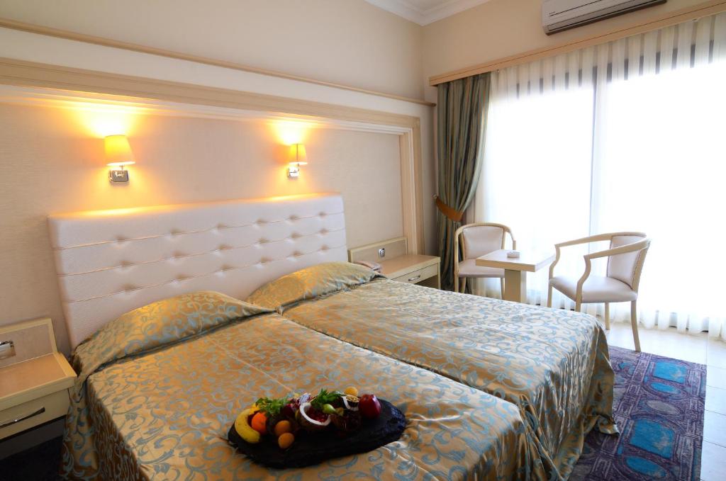 Postel nebo postele na pokoji v ubytování Azka Hotel