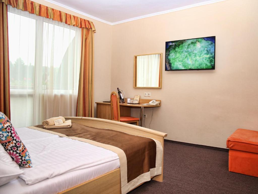 Кровать или кровати в номере ALFA Hotel & Wellness Miskolctapolca