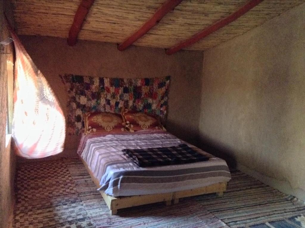 1 dormitorio con 1 cama en una habitación en Secret du Sahara, en Merzouga