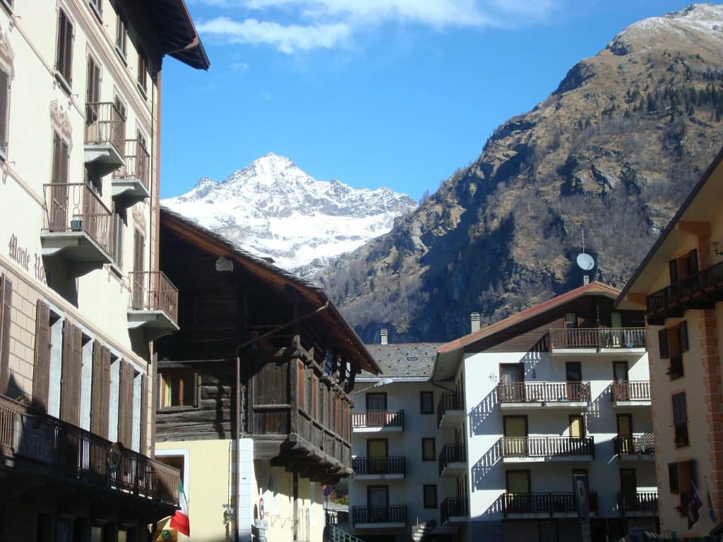 uma vista para uma montanha a partir de uma rua com edifícios em Casa Alagna em Alagna Valsesia