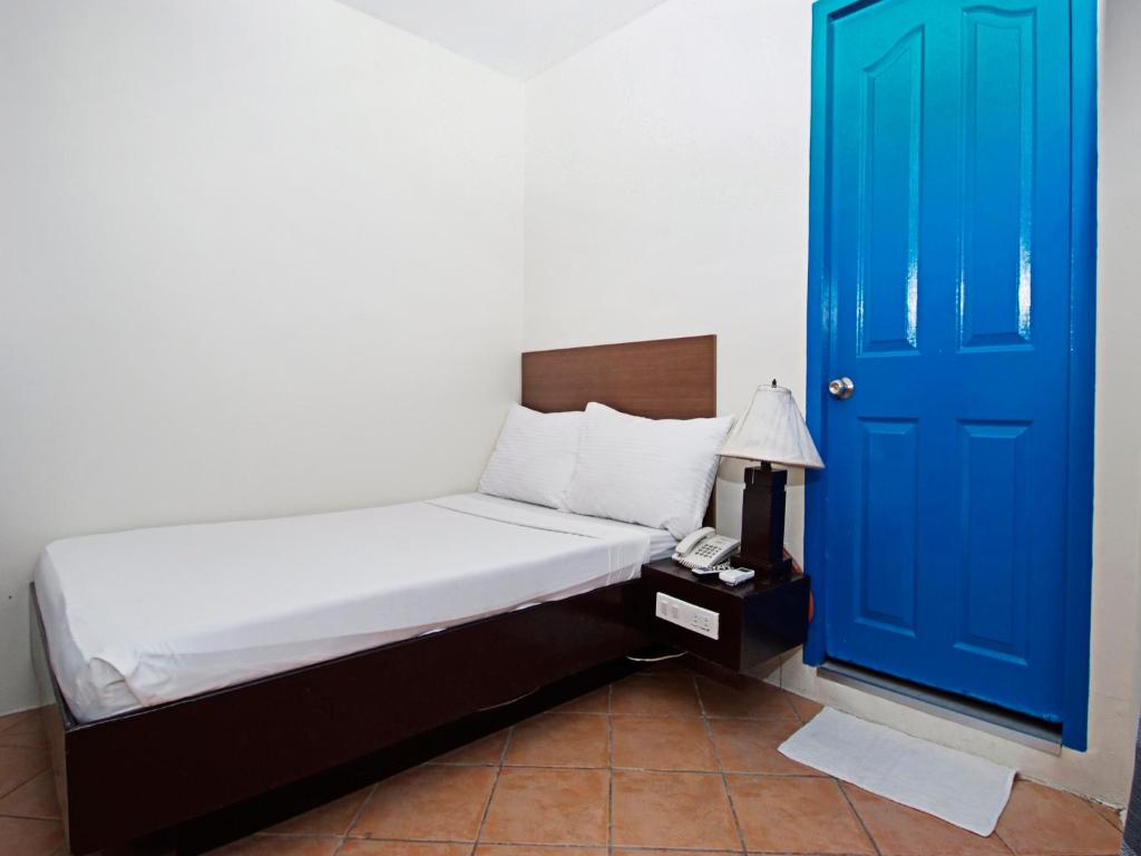 Postel nebo postele na pokoji v ubytování Skyblue Hotel