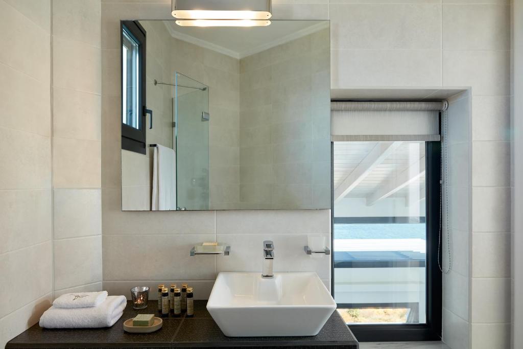 Koupelna v ubytování Eleia Seafront Rooms & Villas