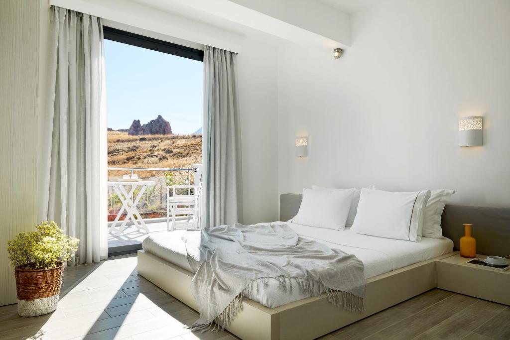 Postel nebo postele na pokoji v ubytování Eleia Seafront Rooms & Villas
