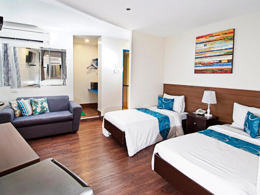 Postel nebo postele na pokoji v ubytování Skyblue Hotel