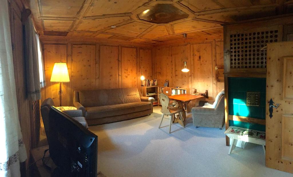ein Wohnzimmer mit einer Couch und einem Tisch in der Unterkunft Die Bergperlen Dependance in Sent