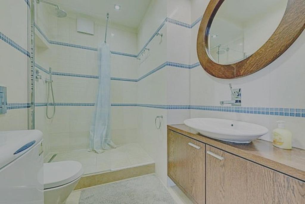 Kúpeľňa v ubytovaní Apartments Old Town Szafarnia & by Noclegi Renters