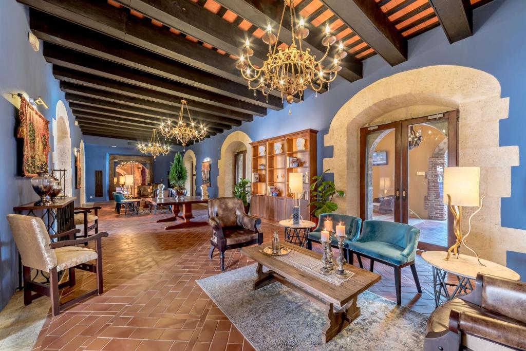 a living room filled with furniture and a chandelier at Hodelpa Nicolás de Ovando in Santo Domingo