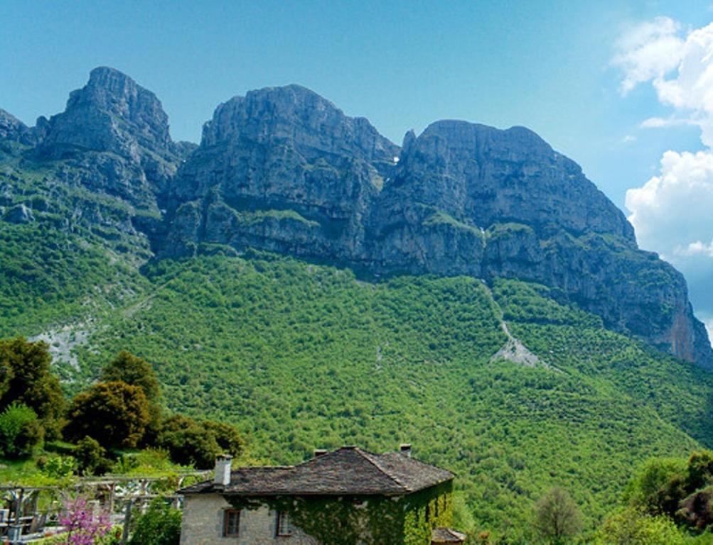 einen Berg mit einem Haus davor in der Unterkunft Hotel Kaiti in Papigko