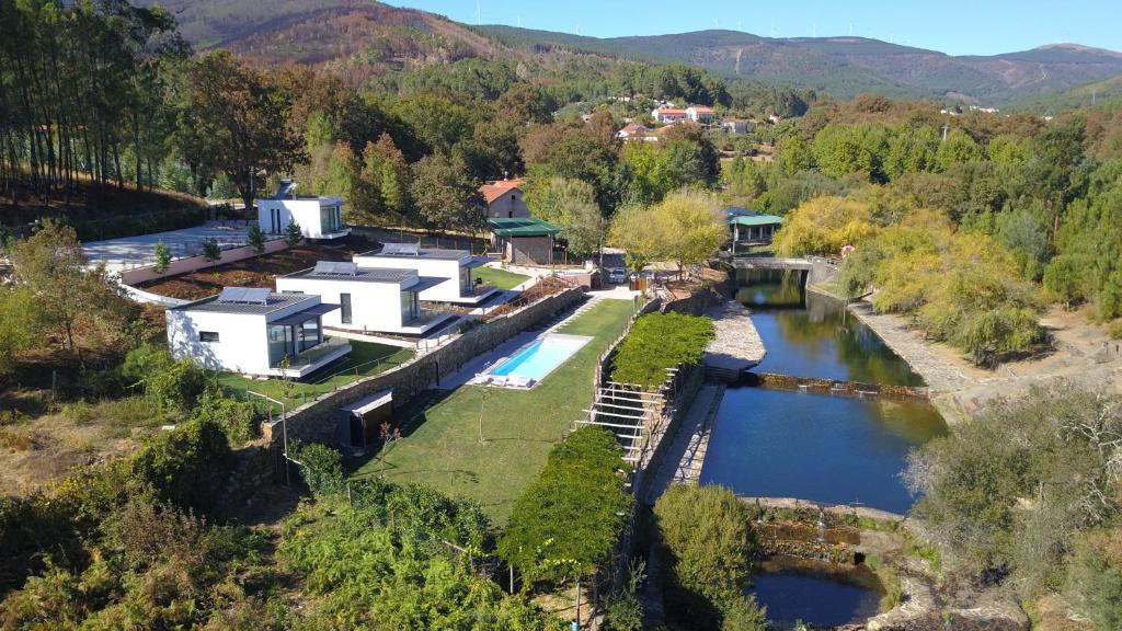 z góry widok na dom nad rzeką w obiekcie Turismo Natureza Villa Rio w mieście Castanheira de Pêra