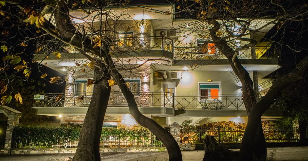 カト・ルートラキにあるAsteras Hotelの夜の木々の前の建物