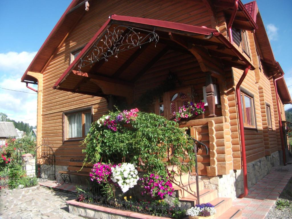 ボロフタにあるKarpatskyi Gominの花の木造家屋