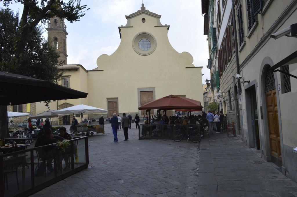 duży budynek z wieżą zegarową na ulicy w obiekcie Nido de' Pitti we Florencji