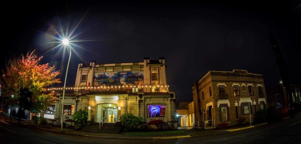 um edifício com uma luz de rua em cima em Centralia Square Grand Ballroom and Vintage Hotel em Centralia