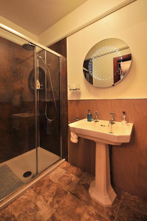 A bathroom at St Michaels Guest House