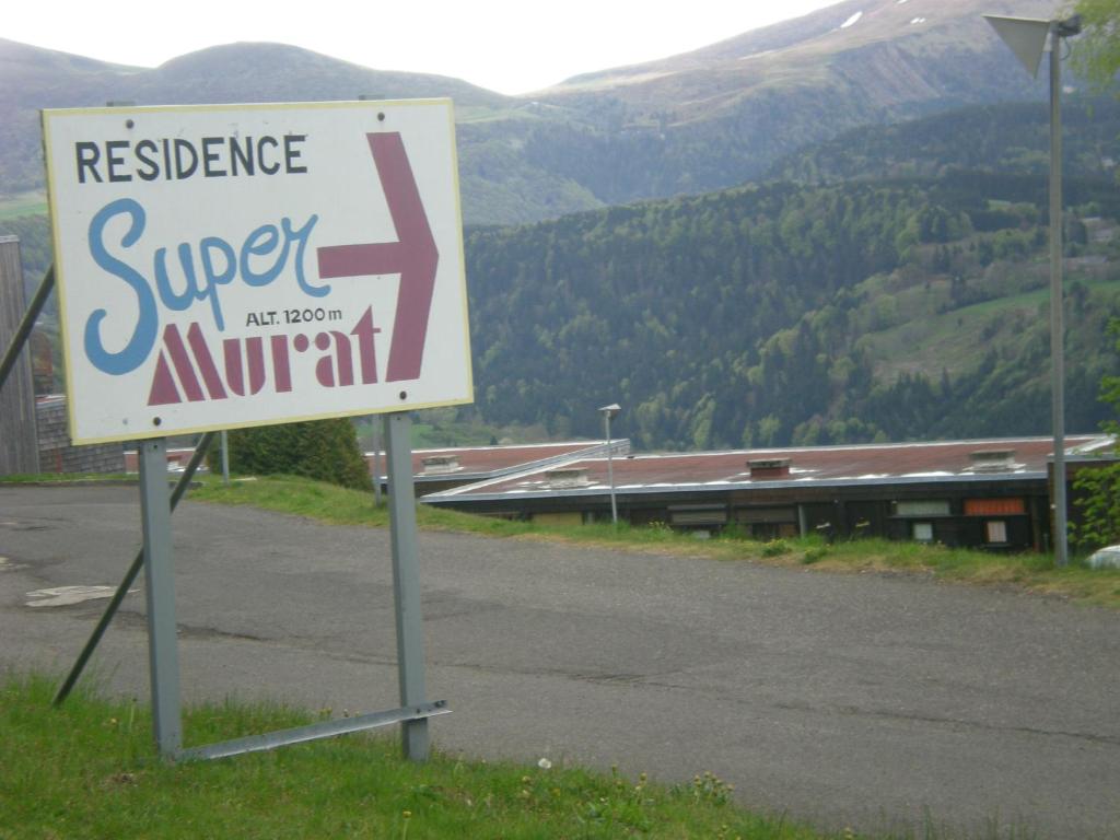 a sign that reads resistance super are born anymore at DUPLEX 4 pers super murat 1200 m alt prox mont dore bourboule sancy in Murat-le-Quaire