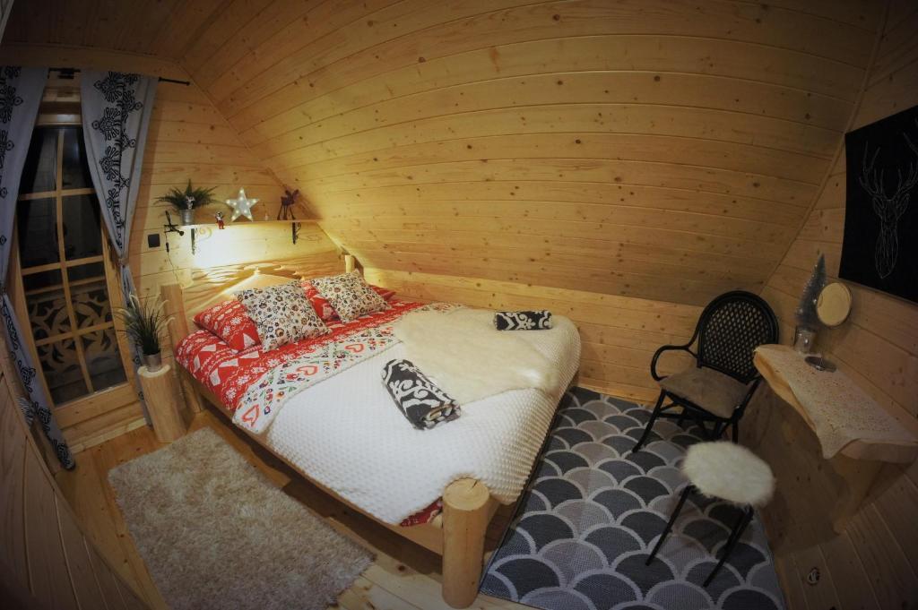 Posteľ alebo postele v izbe v ubytovaní Góralska Osada Karpacz - Domki Lux
