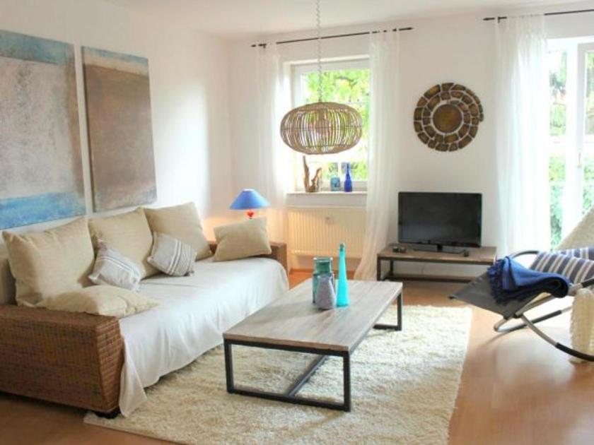 ein Wohnzimmer mit einem Sofa und einem Couchtisch in der Unterkunft Exklusive Ferienwohnung an der Elbe in Dresden