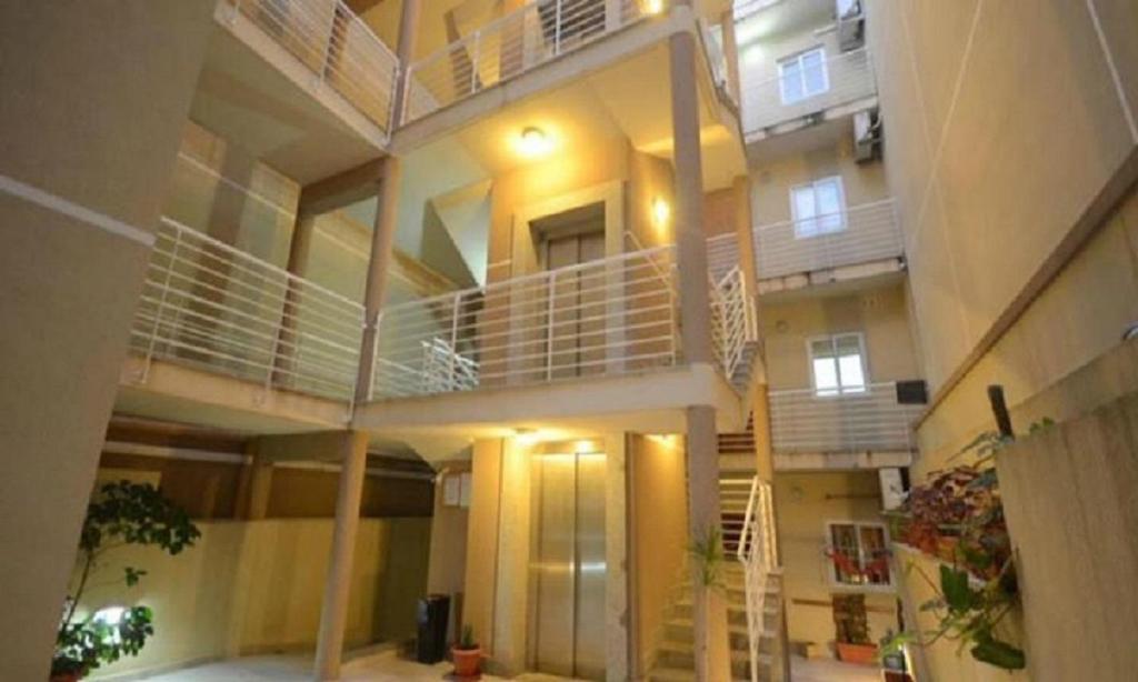 un gran edificio con balcones y escaleras. en Swieqi Apartment, en San Julián