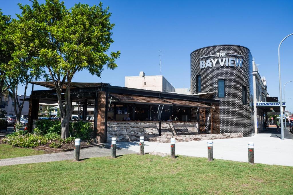 a building with a sign that reads the bakery at Bayview Hotel Woy Woy in Woy Woy