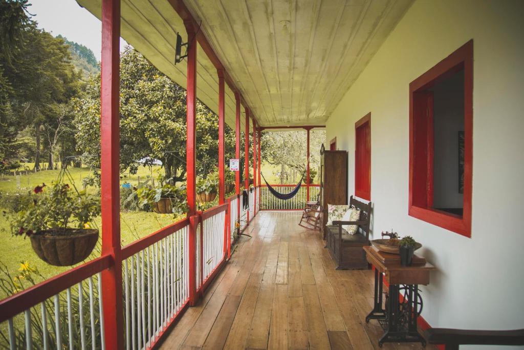 En balkong eller terrasse på La Cabaña Ecohotel - Valle del Cocora