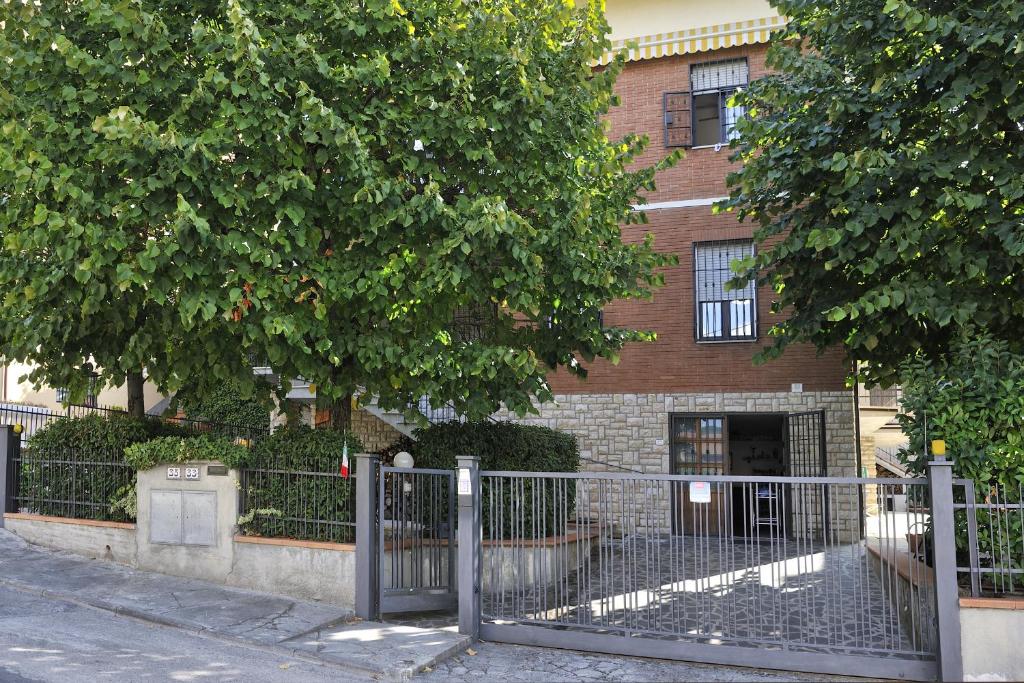 een hek voor een bakstenen gebouw bij Casa Malìca in Perugia