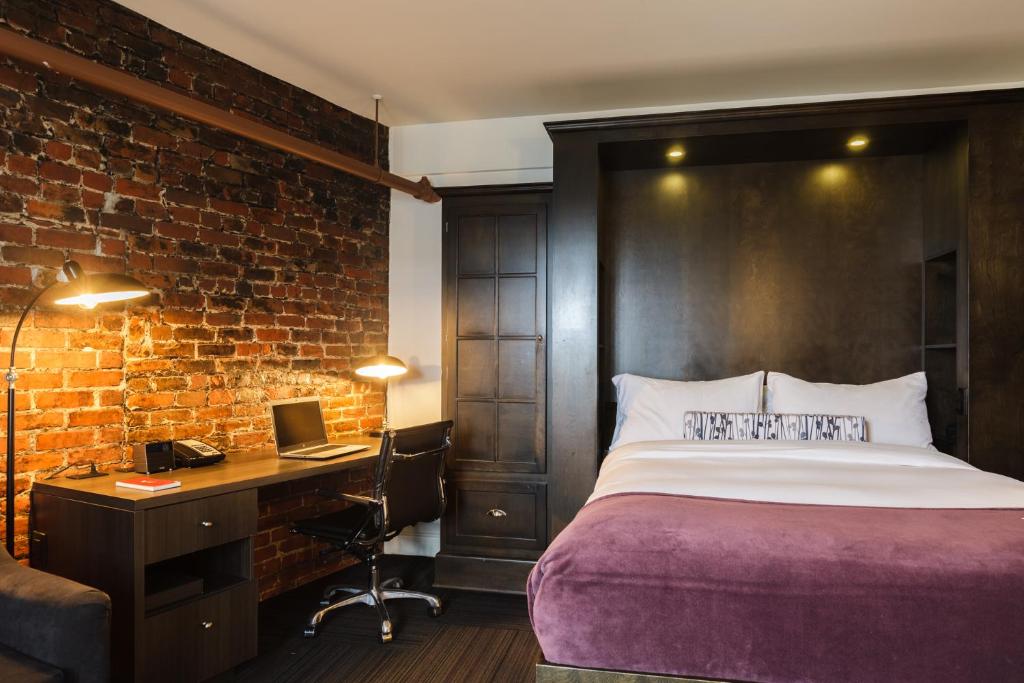Postel nebo postele na pokoji v ubytování Hôtel des Coutellier