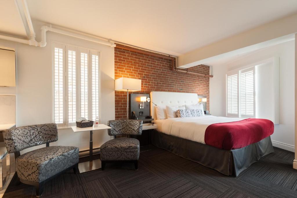 
King Suite with open bathroom
